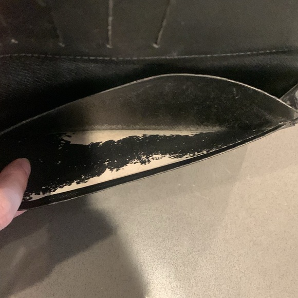 Authentic Louis Vuitton black epi long bifold wallet. Date code is CA1925 - Picture 7 of 8